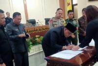 Penandatanganan berita acara pengesahan 4 Ranperda oleh Pimpinan DPRD Tanggamus dan Unsur Pemerintah, Jumat 8 Maret 2024. Foto : Aldo/Herdi/Media Prioritastv.com.