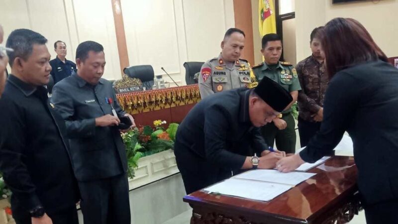 Penandatanganan berita acara pengesahan 4 Ranperda oleh Pimpinan DPRD Tanggamus dan Unsur Pemerintah, Jumat 8 Maret 2024. Foto : Aldo/Herdi/Media Prioritastv.com.