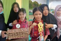 Fellicia Siswi SDN 1 Kagungan Kotim Tanggamus Raih Juara Dua Lomba Ketrampilan Anyaman di FLS2N didampingi guru dan kepala sekolah, Rabu 6 Maret 2024. Foto : Herman/Media Prioritastv.com.