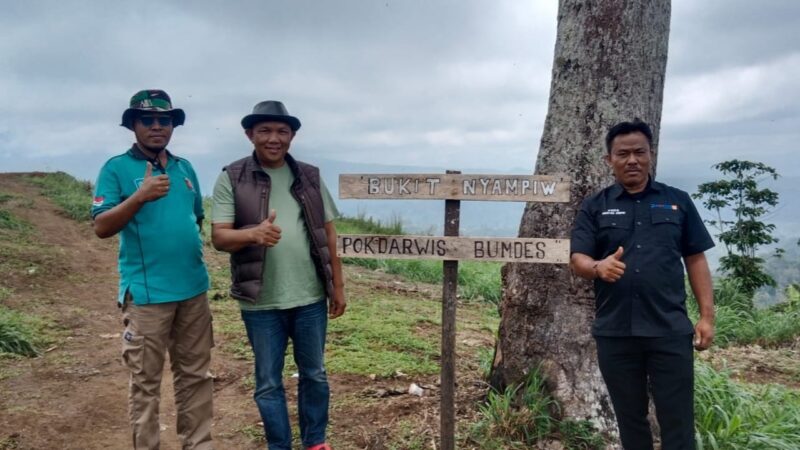 Pengelola Bukit Nyampiw dan Kakon Talang Jawa Kecamatan Pulau Panggung Kabupaten Tanggamus, di lokasi wisata setempat, Minggu 10 Maret 2024. Foto : Asrul Ariski/Mustar Arifin/Media Prioritastv.com