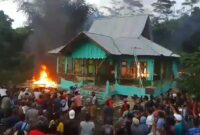Aksi massa saat merusak dan membakar kantor balai PPS Resort Suoh, Lampung Barat, Senin 11 Maret 2024. Foto : Tangkapan Layar.