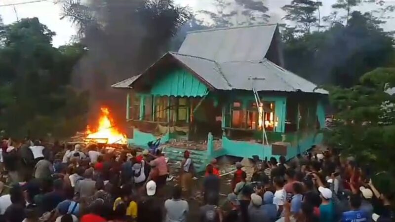 Aksi massa saat merusak dan membakar kantor balai PPS Resort Suoh, Lampung Barat, Senin 11 Maret 2024. Foto : Tangkapan Layar.