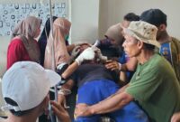 Korban terkaman Harimau ke 3 di Lampung Barat, Samanan saat dalam penanganan medis, Senin 11 Maret 2024, sore. Foto : Kamto Winendra/Media Prioritastv.com.