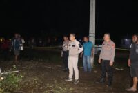 Kapolres Lambar, AKBP Ryky  Widya Muharam saat melihat kantor resor kehutanan paska dibakar masss, Senin 11 Maret 2024, malam. Foto : Dok. Humas Polres Lambar.