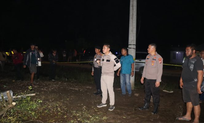 
 Kapolres Lambar, AKBP Ryky  Widya Muharam saat melihat kantor resor kehutanan paska dibakar masss, Senin 11 Maret 2024, malam. Foto : Dok. Humas Polres Lambar.