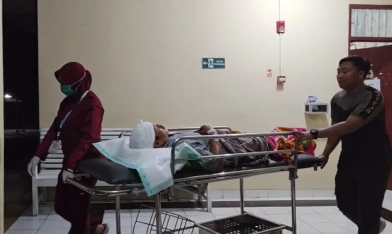 Korban Samanan saat dibawa ke ruang perawatan di RSUD Alimuddin Umar Lampung Barat, Senin 11 Maret 2024, malam. Foto : Kamto Winendra/Media Prioritastv.com.