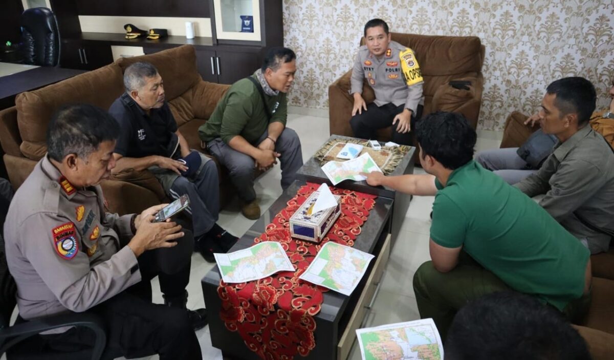Tim Rescue Harimau Taman Safari Indonesia saat Memaparkan Tindak Lanjut Penanganan Hewan Buas di Polres Lambar, Rabu 13 Maret 2024. Foto : Humas Polres Lampung Barat.