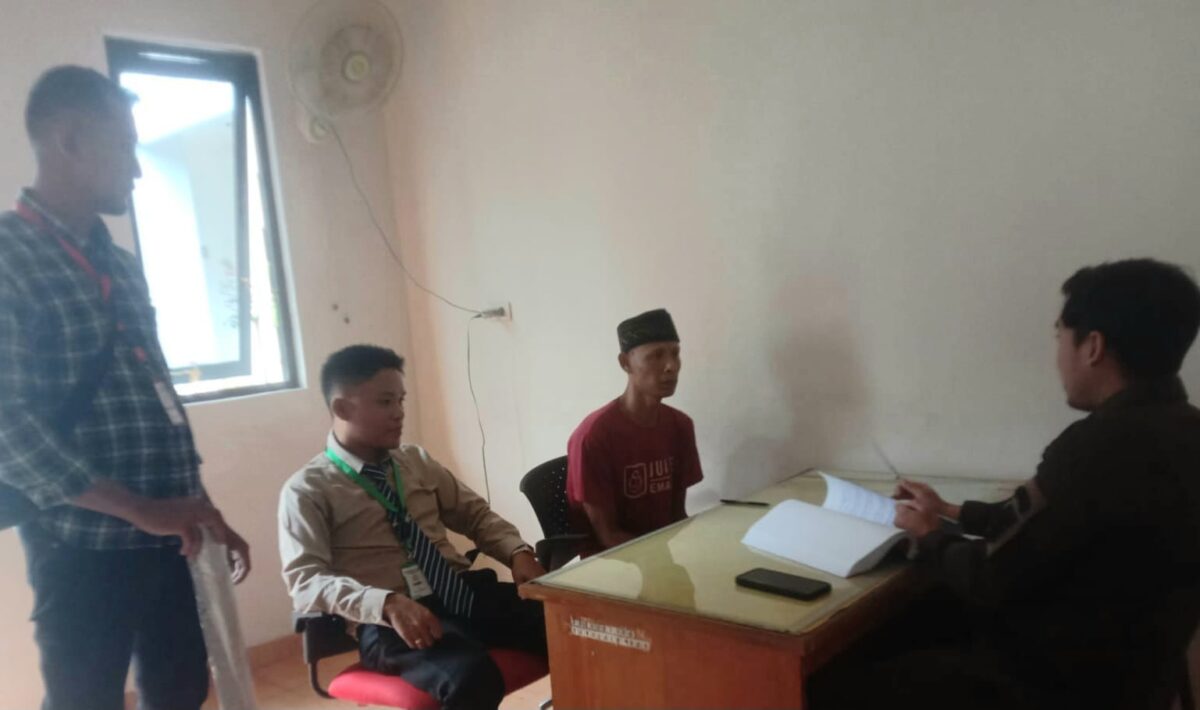 Tersangka Timin didampingi Penasehat Hukumnya saat Dilimpahkan ke Kejari Tanggamus, Kamis 14 Maret 2024, siang. Foto : Dok. Polres Tanggamus.