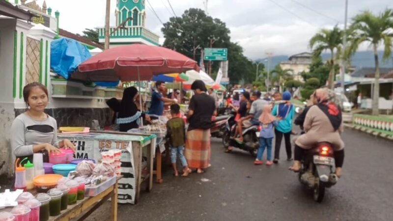 Situasi pasar takjil di area Masjid At-Taqwa, Kota Agung, Tanggamus, Sabtu 16 Maret 2024. Foto : Herdi/Media Prioritastv.com.