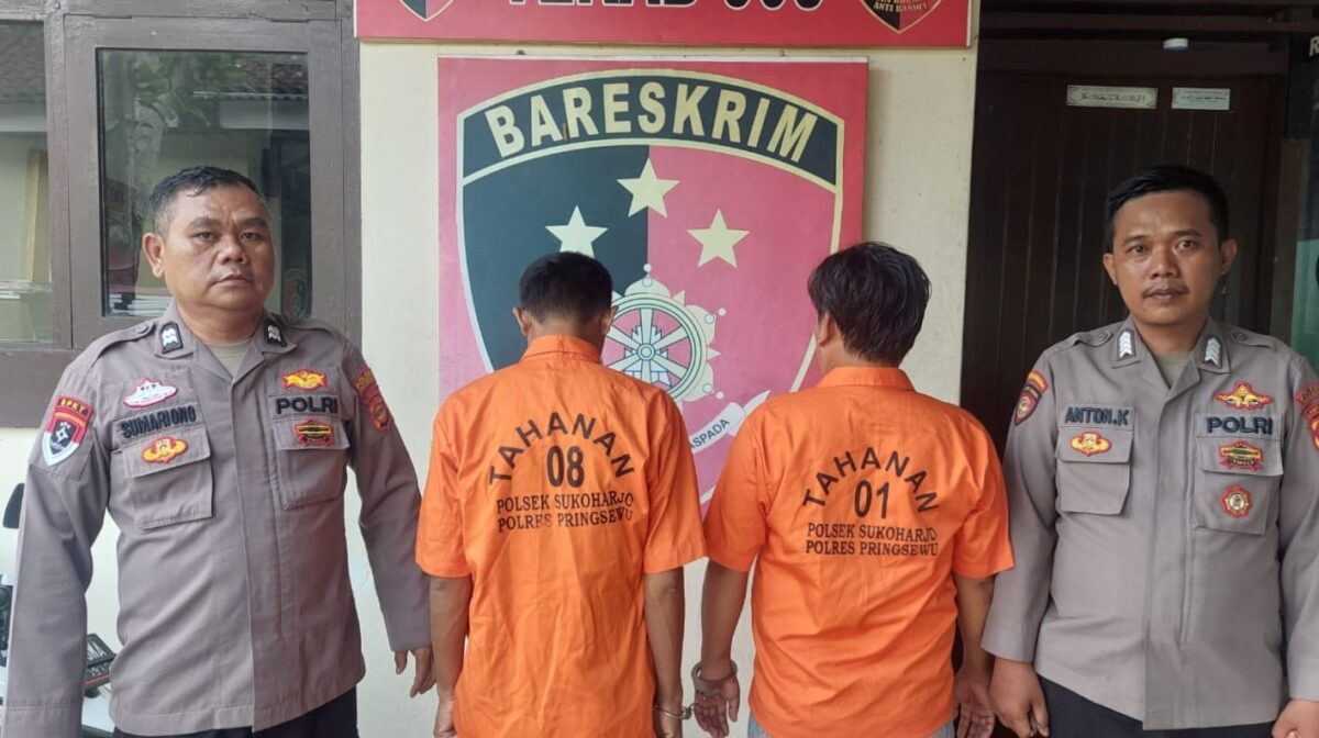 Kedua Tersangka saat akan dijebloskan ke sel tahanan Polsek Sukoharjo, Pringsewu. Dok. Polres Pringsewu.