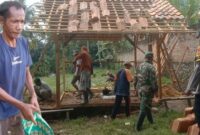 Rumah Sederhana Bagi Sunaryo, Disabilitas Sebatangkara di Pekon Nusawungu, Banyumas, Pringsewu dikerjakan secara gotong royong, Minggu 17 Maret 2024. Foto : Davit/Media Prioritastv.com.