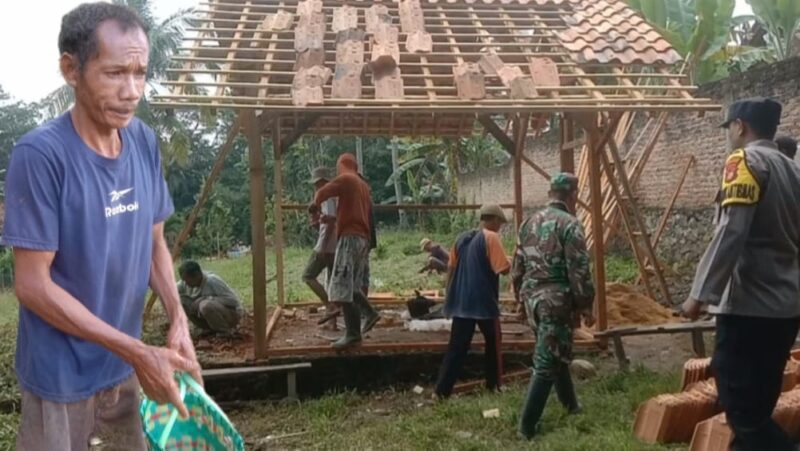 Rumah Sederhana Bagi Sunaryo, Disabilitas Sebatangkara di Pekon Nusawungu, Banyumas, Pringsewu dikerjakan secara gotong royong, Minggu 17 Maret 2024. Foto : Davit/Media Prioritastv.com.