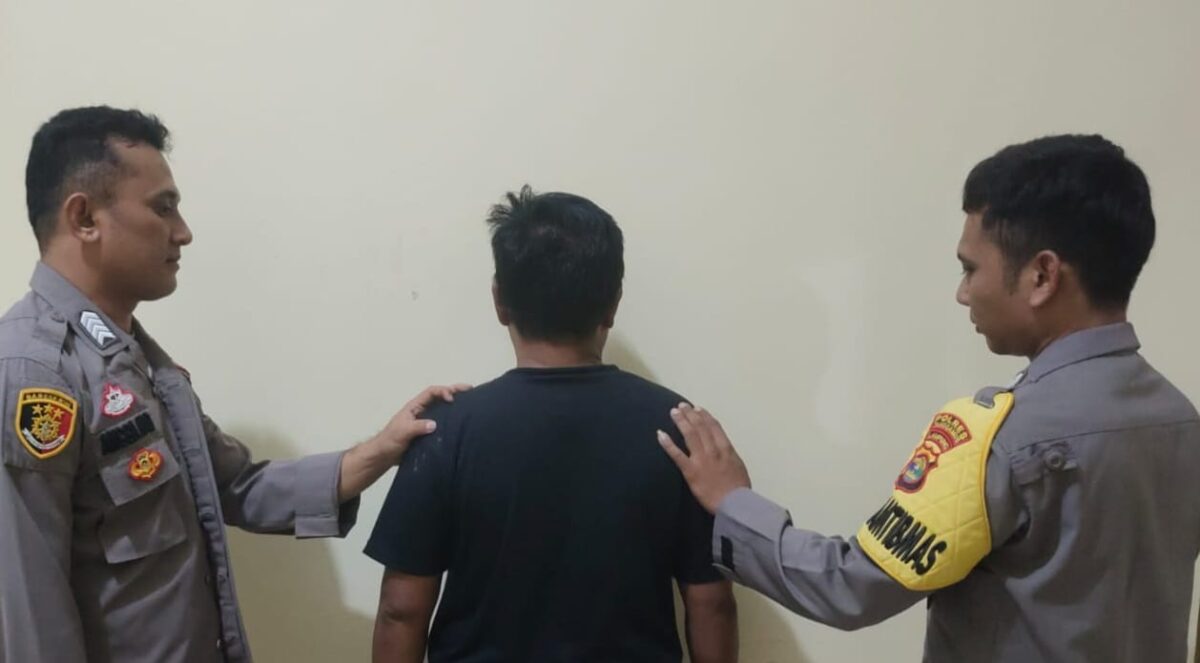 Sopir Truk Inisial DR Diduga Cabuli Anak Dibawa Umur saat Berada di Polsek Talang Padang, Sabtu 16 Maret 2024, malam. Foto : Dok. Polres Tanggamus.