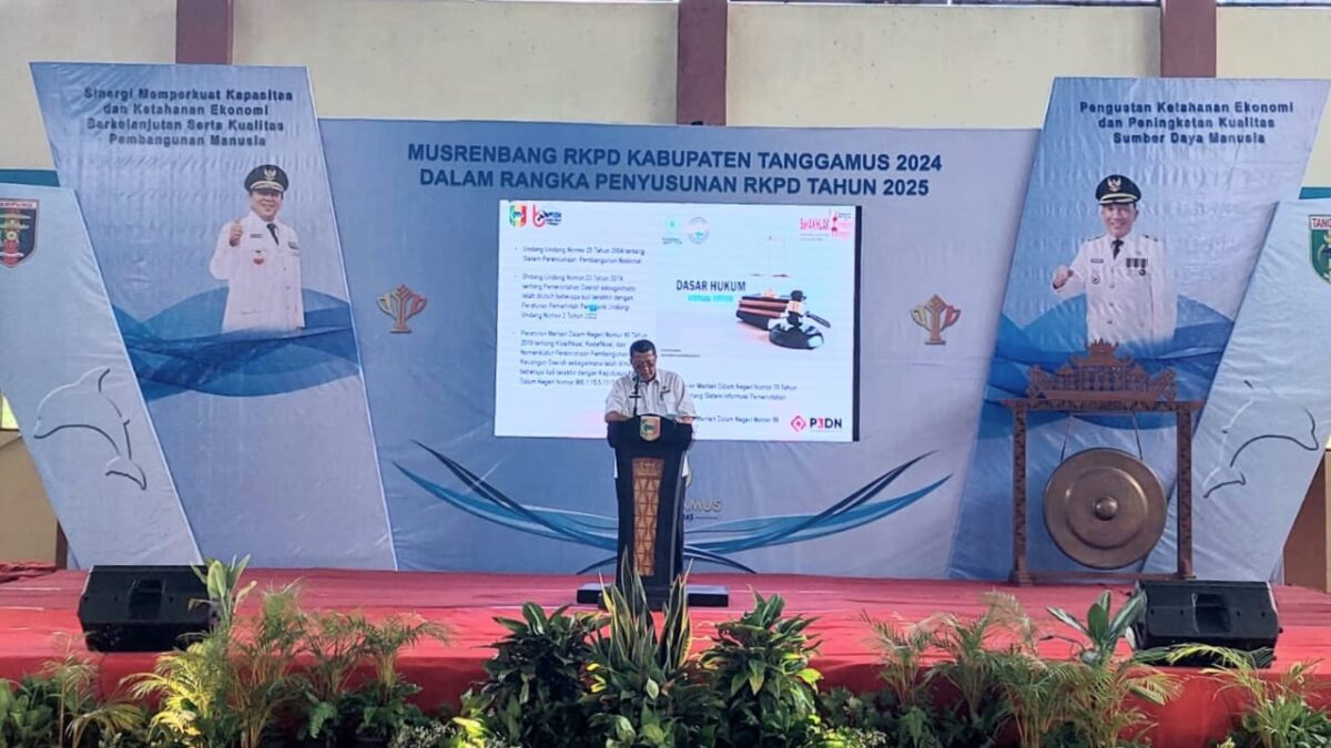 Kaban Bapperida Tanggamus, Hendra Wijaya Mega saat Memberikan Sambutan Laporan pada Musrenbang RKPD 2025 Tingkat Kabupaten,di GOR Mini Pekon Kota Agung, Kecamatan Kota Agung, Rabu 6 Maret 2024.