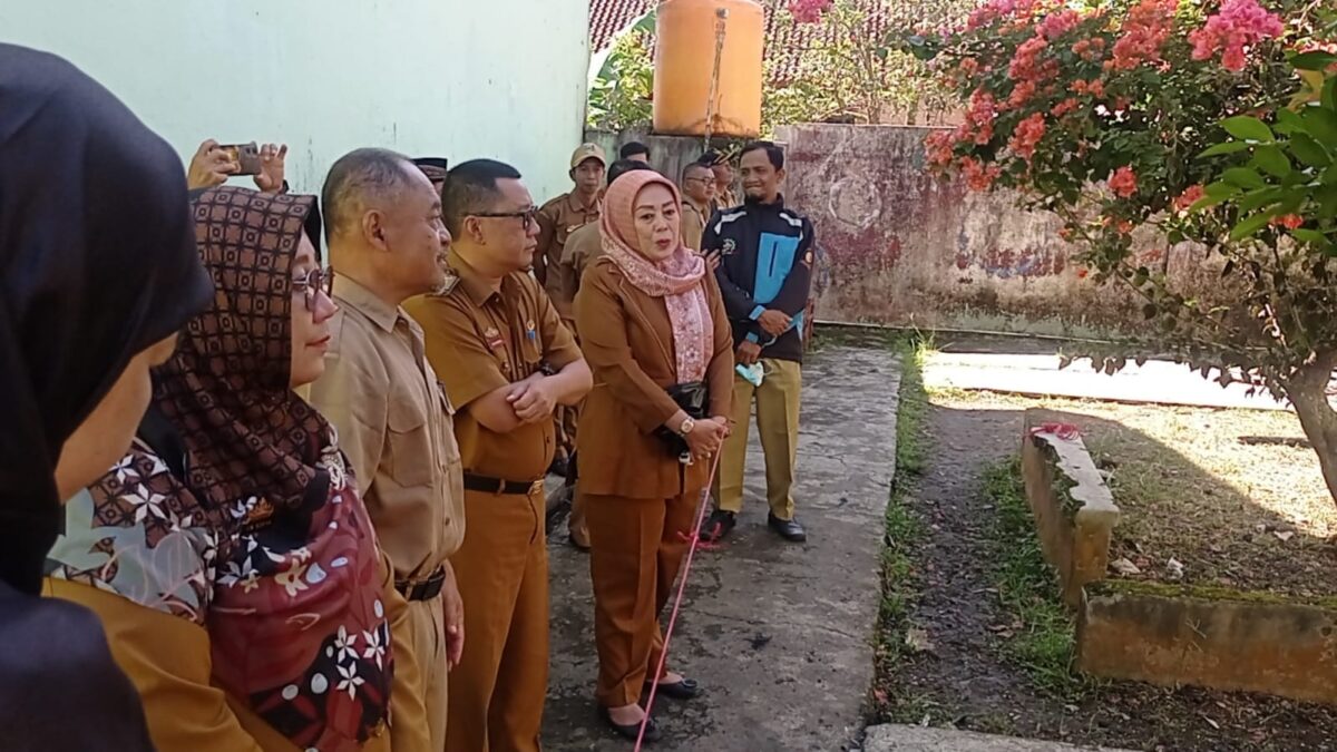 Sekdis Pendidikan Tanggamus Adi Gunawan saat Meninjau Kebakaran SMP Muhammadiyah Gisting, Selasa 19 Maret 2024. Fofo : Asrul Ariski/Media Prioritastv.com.