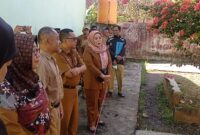 Sekdis Pendidikan Tanggamus Adi Gunawan saat Meninjau Kebakaran SMP Muhammadiyah Gisting, Selasa 19 Maret 2024. Fofo : Asrul Ariski/Media Prioritastv.com.