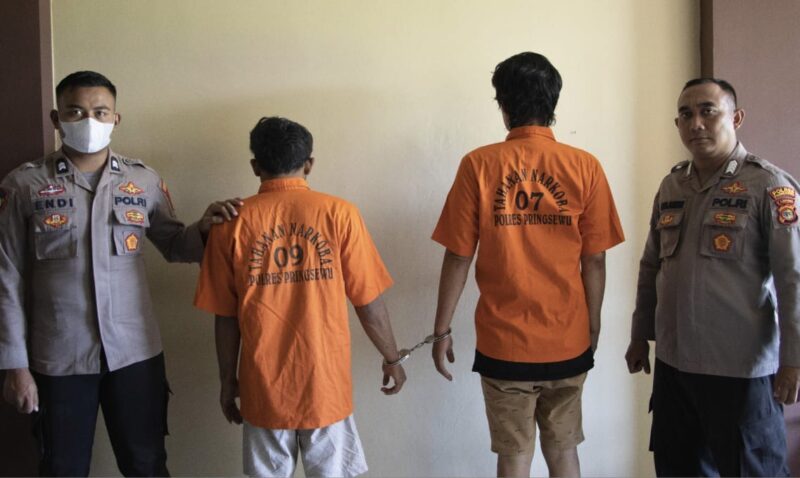 Ko Aan dan rekannya sebelum dijebloskan ke sel tahanan, Selasa 19 Maret 2024. Foto : Dok. Polres Pringsewu.