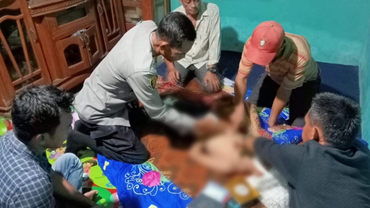 Petugas kepolisian saat memeriksa jenazah korban di rumah duka, Senin 18 Maret 2024, malam. Foto : Dok. Sertu Khoirullah.