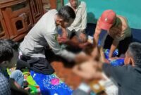 Petugas kepolisian saat memeriksa jenazah korban di rumah duka, Senin 18 Maret 2024, malam. Foto : Dok. Sertu Khoirullah.