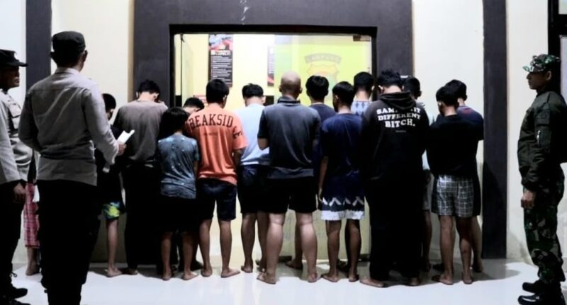 Para Remaja yang diamankan atas indikasi perang sarung di Kota Agung, Tanggamus, Selasa 19 Maret 2024, malam. Foto : Polres Tanggamus.
