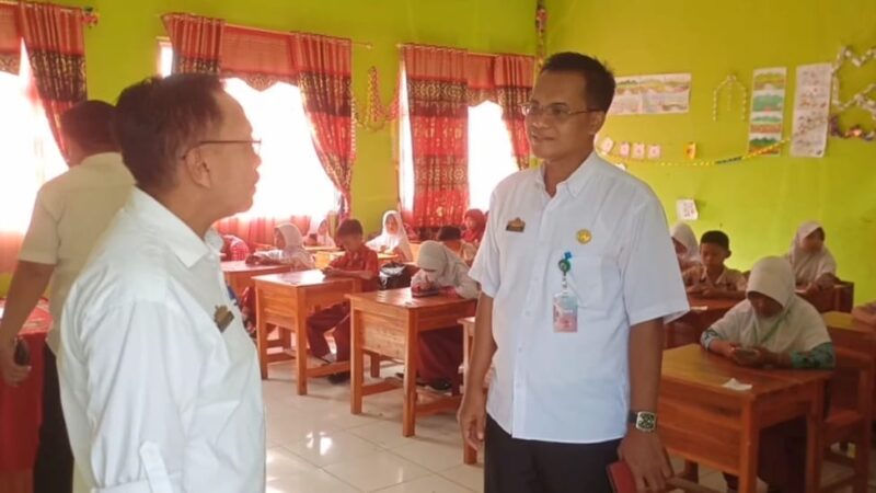 Kabid Dikdas Dinas Pendidikan Tanggamus, Ida Bagus Ketut Budi Artama saat Meninjau OSN di SDN Kampung Baru, Kota Agung Timur, Rabu 20 Maret 2024. Foto : Herdi/Media Prioritastv.com.