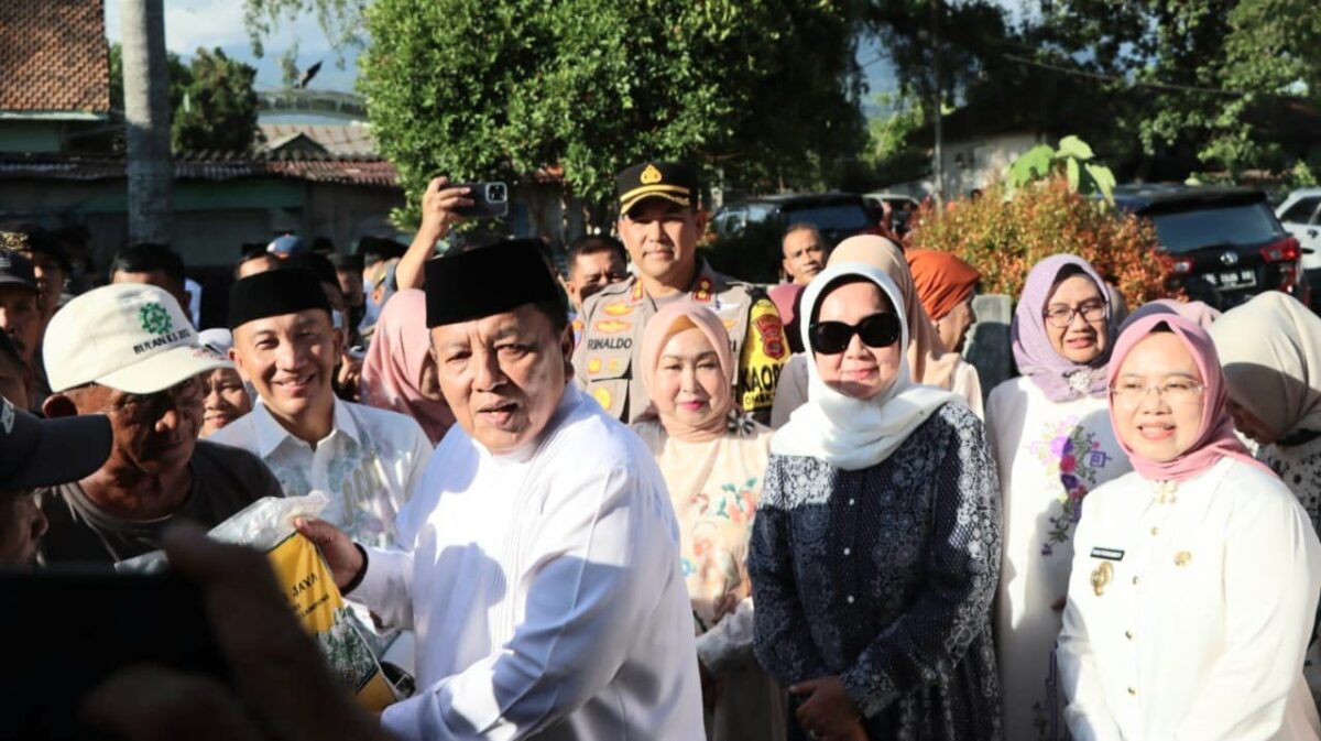 Gubernur Lampung, Arinal Junaidi saat Menyerahkan Simbolis Bazar Beras Murah di Tanggamus, Rabu 20 Maret 2024. Foto : Herdi/Media Prioritastv.com.