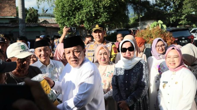 
 Gubernur Lampung, Arinal Junaidi saat Menyerahkan Simbolis Bazar Beras Murah di Tanggamus, Rabu 20 Maret 2024. Foto : Herdi/Media Prioritastv.com.