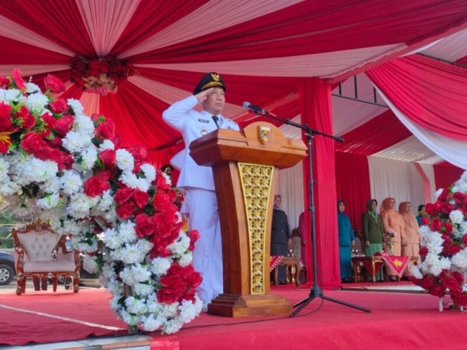 Pejabat Bupati Tanggamus saat Memimpin Upacara Peringatan HUT ke 27 Bumi Begawi Jejama di Lapangan Merdeka, Kota Agung, Kamis, 21 Maret 2024. Foto : Diki/Herdi/Media Prioritastv.com.