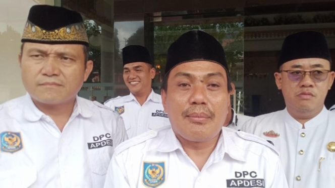 
 Seketaris DPC Apdesi Tanggamus, Sumadi mendampingi Ketua DPC Apdesi Tanggamus Mirza YB saat Memberikan Keterangan Pers, Kamis 21 Maret 2024. Foto : Herdi/Media Prioritastv.com.