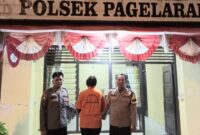 Polisi saat menunjukan tersangka sebelum dijebloskan ke sel tahanan, Jumat 22 Maret 2024. Foto : Polsek Pagelaran.