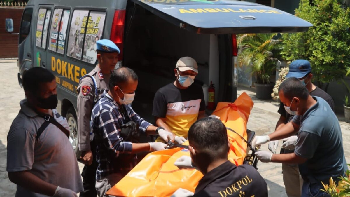 Korban pembunuhan Bripda SAH saat hendak dievakuasi ke RS Bhayangkara, Sabtu 23   Maret 2024. Foto : Istimewa.