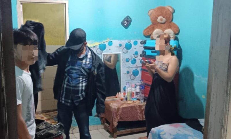 Polisi saat Merazia Kost-Kostan di Pringsewu Diduga Tempat Prostitusi, Sabtu 23 Maret 2024. Foto : Polres Pringsewu