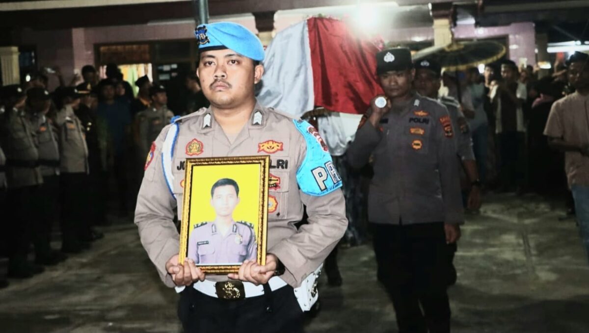 Jenazah Briptu Singgih Abdi Hidayat saat diberangkatkan ke pemakamam TPU Kampung Bangun Rejo, Gunung Sugih, Lampung Tengah, Minggu, 24 Maret 2024. Foto : Polres Lamteng.