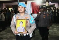 Jenazah Briptu Singgih Abdi Hidayat saat diberangkatkan ke pemakamam TPU Kampung Bangun Rejo, Gunung Sugih, Lampung Tengah, Minggu, 24 Maret 2024. Foto : Polres Lamteng.