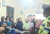 Polisi saat Mendatangi Kediaman Korban Meninggal Dunia Ibu dan Anak Akibat Laka di Pugung, Tanggamus, Minggu 24 Maret 2024. Foto : Polres Tanggamus.