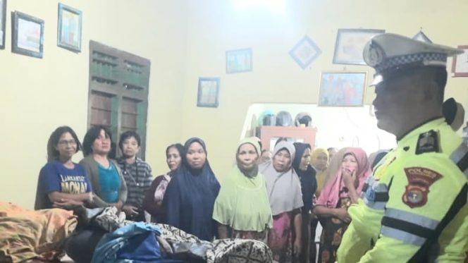 
 Polisi saat Mendatangi Kediaman Korban Meninggal Dunia Ibu dan Anak Akibat Laka di Pugung, Tanggamus, Minggu 24 Maret 2024. Foto : Polres Tanggamus.