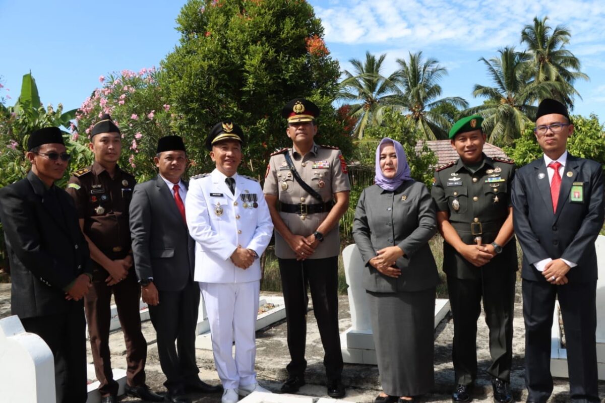 Ketua DPRD Tanggamus bersama Pj Bupati Tanggamus dan Forkopimda Foto Bersama Usai Tabur Bunga Ziarah Makam pada Upacara Peringatan HUT ke 27 Tanggamus di TMP Bahagia, Kota Agung Timur, Kamis, 21 Maret 2024. Foto : Diki/Herdi/Media Prioritastv.com.