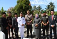 Ketua DPRD Tanggamus bersama Pj Bupati Tanggamus dan Forkopimda Foto Bersama Usai Tabur Bunga Ziarah Makam pada Upacara Peringatan HUT ke 27 Tanggamus di TMP Bahagia, Kota Agung Timur, Kamis, 21 Maret 2024. Foto : Diki/Herdi/Media Prioritastv.com.