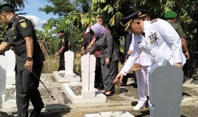 
 Pejabat Bupati Tanggamus saat Tabur Bunga Ziarah Makam pada Upacara Peringatan HUT ke 27 Tanggamus di TMP Bahagia, Kota Agung Timur, Kamis, 21 Maret 2024. Foto : Diki/Herdi/Media Prioritastv.com.