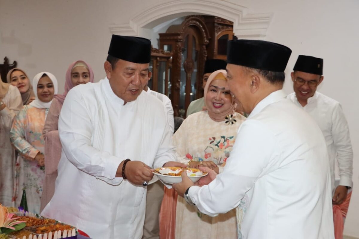 Pj Bupati Tanggamus saat Menerima Tumpeng dari Gubernur Lampung, Ucapan HUT ke 27, Usai Buka Bersama di Rumah Dinas, Kota Agung, Rabu 20 Maret 2024. Foto : Diki/Herdi/Media Prioritastv.com.