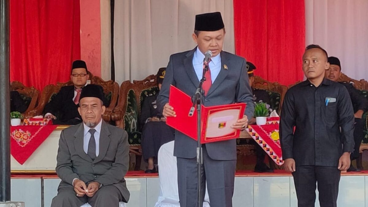 Ketua DPRD Tanggamus Heri Agus Setiawan, S.Sos saat Membacakan Sejarah Tanggamus saat Upacara Peringatan HUT ke 27 Tanggamus di Lapangan Merdeka Kota Agung, Kamis, 21 Maret 2024. Foto : Diki/Herdi/Media Prioritastv.com.