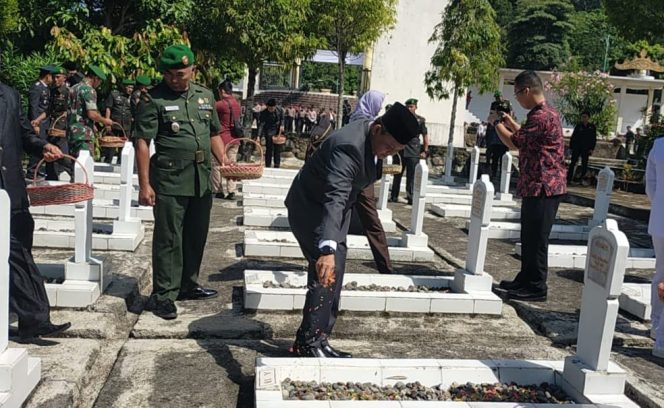 
 Ketua DPRD Tanggamus Heri Agus Setiawan, S.Sos saat Tabur Bunga di Taman Makam Pahlawan dalam Peringatan HUT ke 27 Tanggamus di Lapangan Merdeka Kota Agung, Kamis, 21 Maret 2024. Foto : Diki/Herdi/Media Prioritastv.com.