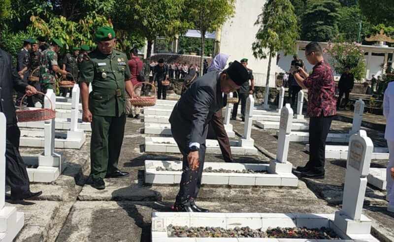 Ketua DPRD Tanggamus Heri Agus Setiawan, S.Sos saat Tabur Bunga di Taman Makam Pahlawan dalam Peringatan HUT ke 27 Tanggamus di Lapangan Merdeka Kota Agung, Kamis, 21 Maret 2024. Foto : Diki/Herdi/Media Prioritastv.com.