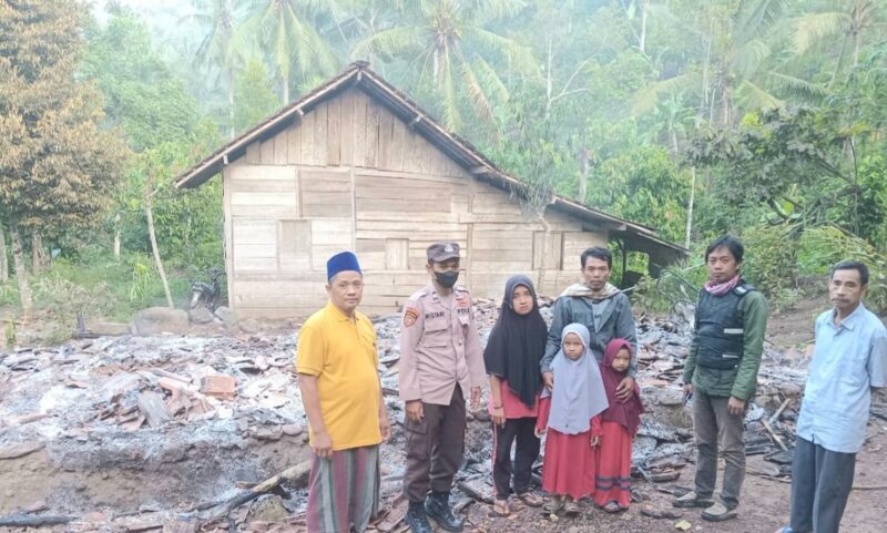 Fikri bersama Keluarganya saat Disambangi Polisi Paska Kebakaran Rumahnya pada Senin, 25 Maret 2024, malam. Foto : Polres Tanggamus.