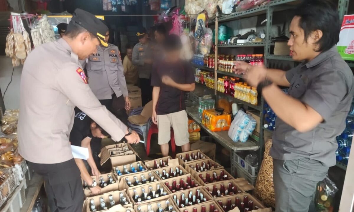 Penyitaan Ratusan Botol Miras di Gisting Tanggamus kemarin Rabu 27 Maret 2024. Foto : Dok. Polres Tanggamus.