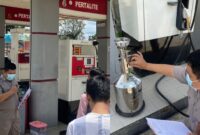 Kolase foto saat tim Metrologi dan Polres Pringsewu saat melakukan pemeriksaan di SPBU Fajaresuk, Pringsewu, Kamis  28 Maret 2024. Foto : Polres Pringsewu.