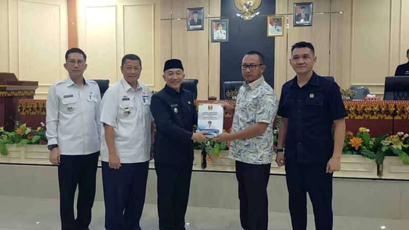 Penyerahan Buku LKPJ Capaian Keberhasilan Kinerja Pemkab Tanggamus Tahub 2023 dari Eksekutif ke Legislatif di Ruang Rapat DPRD Tanggamus, Kamis 28 Maret 2024. Foto : Aldo/Diki/Media Prioritastv.com.