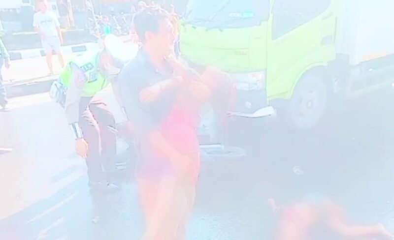 Kondisi paska kecelakaan motor ditabrak truk di Jalan Ir. Juanda Kota Agung, Simpang Rumah Dinas Bupati Tanggamus, Jumat 29 Maret 2024. Foto : Tangkapan Layar.