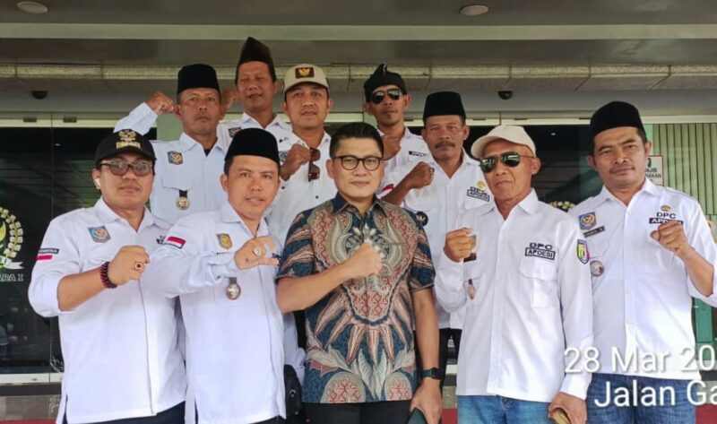 Sekretaris DPC Apdesi Tanggamus, Sumadi bersama dengan Pengurus DPD Apdesi Lampung dan Ketua Desa Bersatu Asri Anas, Kamis 28 Nopember 2024. Foto : Istimewa.