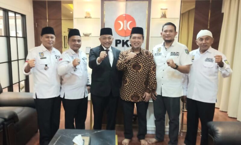 DPC Apdesi Pringsewu saat Bertemu Presiden PKS Ahmad Syaikhu di ruang kerja DPR-RI Nusantara 1, Jakarta pada, Rabu 28 Maret 2024. Foto : DPC Apdesi Pringsewu.
